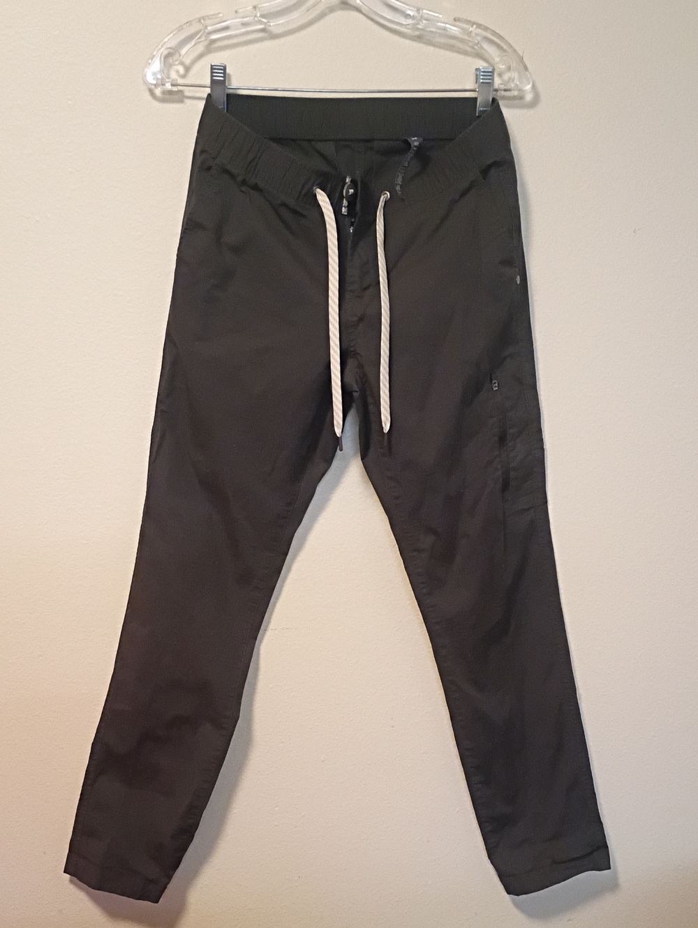 Vuori The Rise The Shine Women Jogger Pant dark GraySmall with White Drawstring